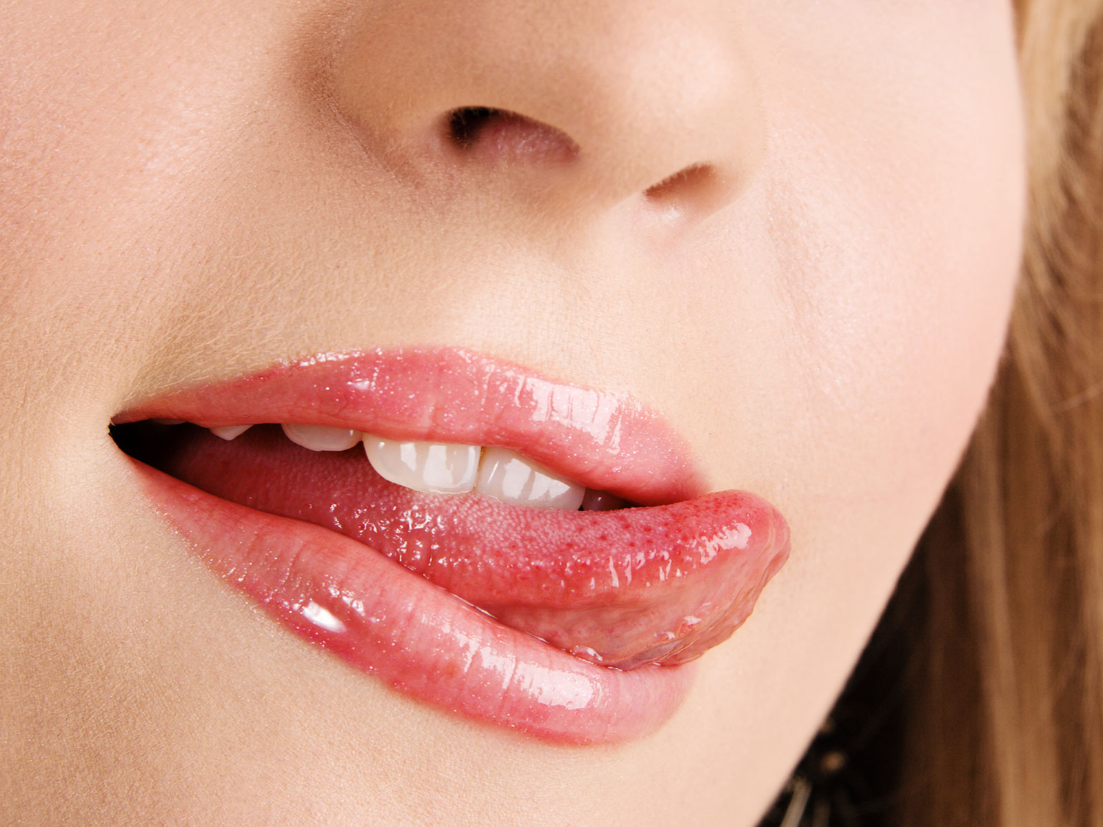 唇に悪影響を及ぼすありがちな習慣─唇を舐める