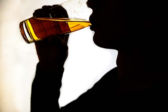 アルコールの過剰摂取が引き起こすデメリット